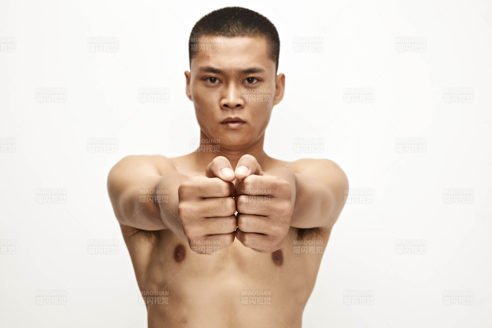 白色背景下演示自由搏击动作的亚洲功夫男性图片