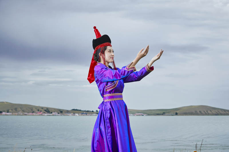 草原上身穿豪华蒙古族服饰的蒙族少女图片