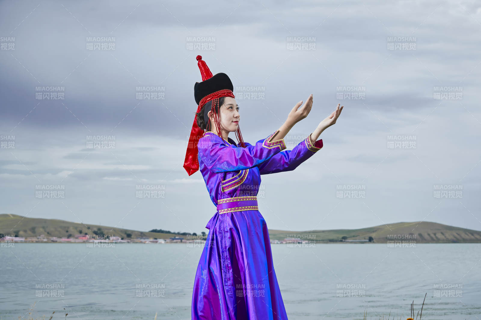 草原上身穿豪华蒙古族服饰的蒙族少女图片