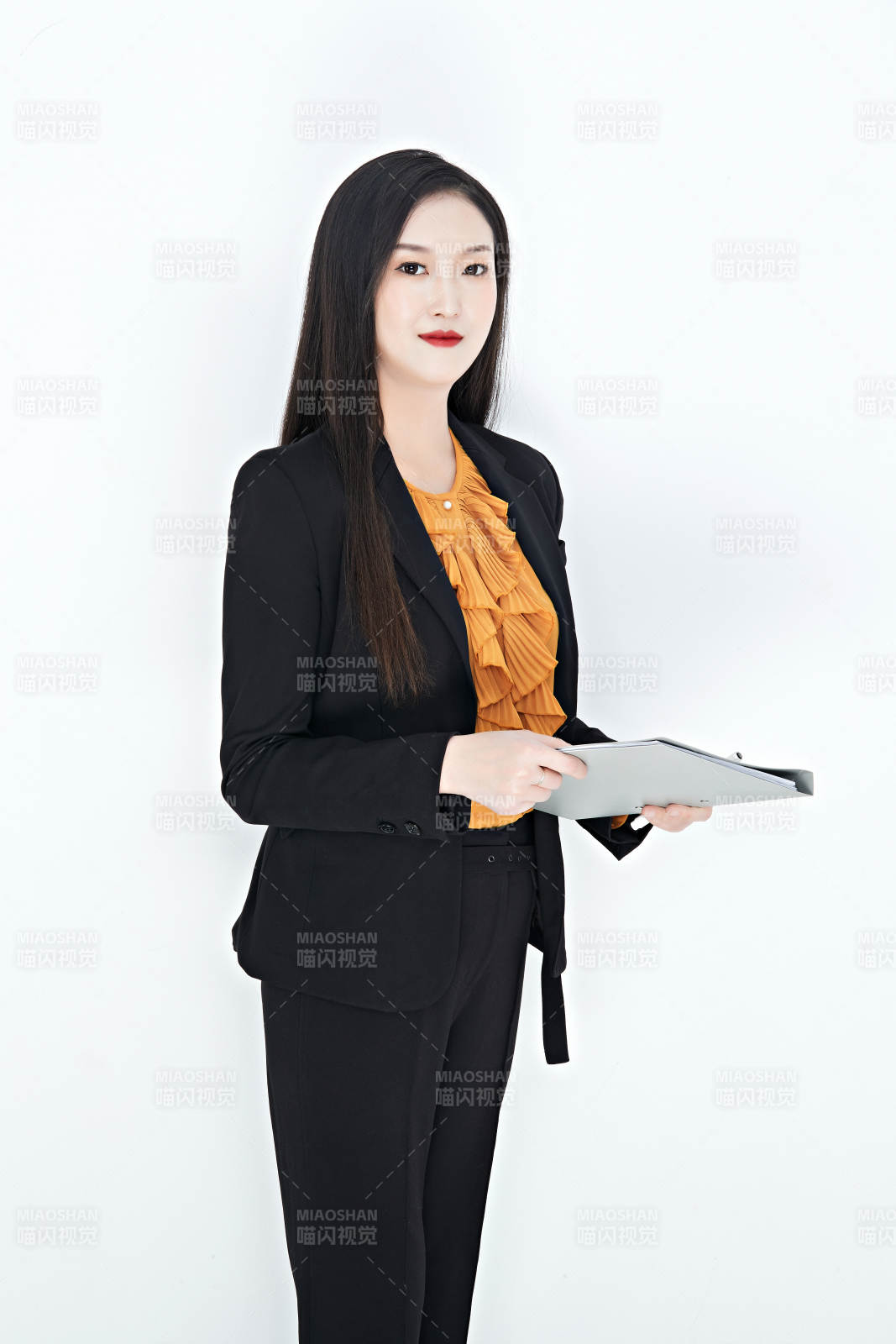 白色背景下的美丽商务女性肖像图片