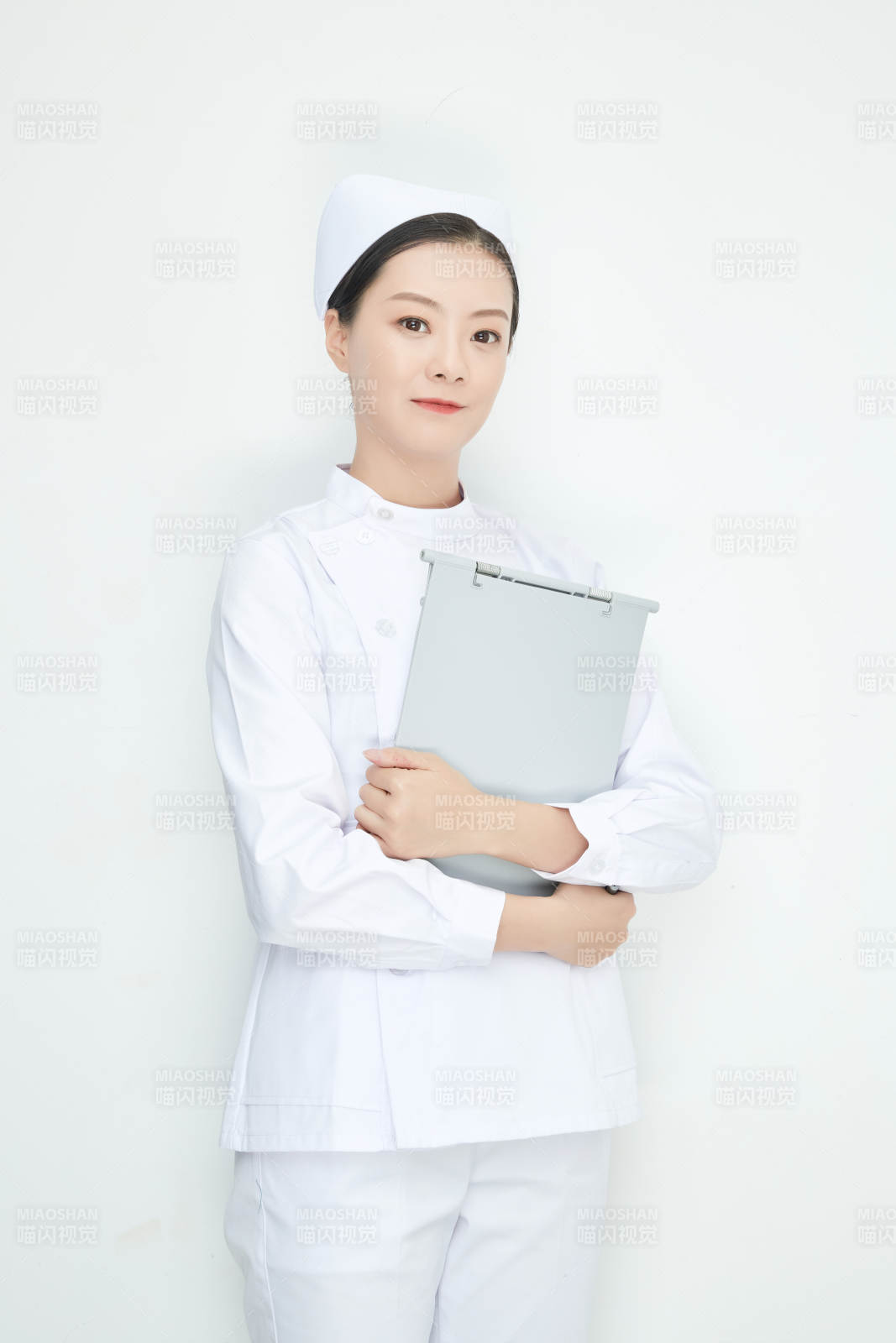 白背景里穿护士服手持病历夹的美女护士图片