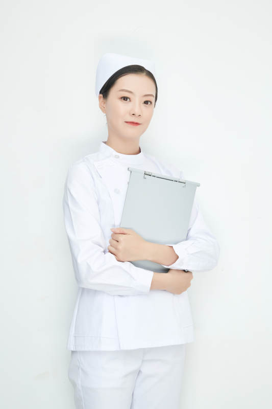 白背景里穿护士服手持病历夹的美女护士图片