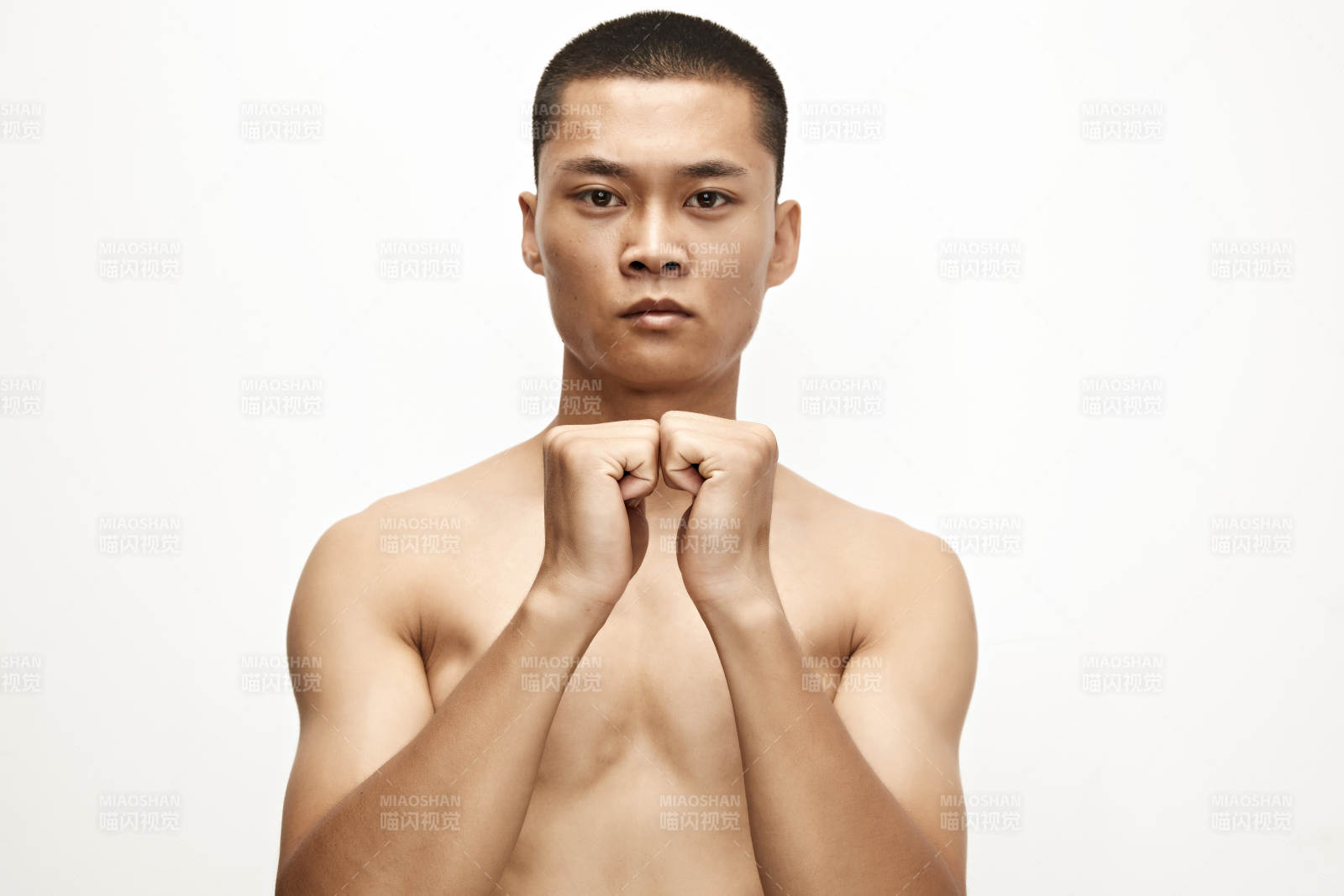 白色背景下演示自由搏击动作的亚洲功夫男性图片