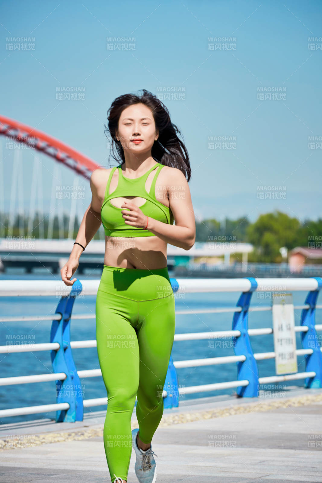 户外河畔公园进行跑步锻炼的亚洲女性图片