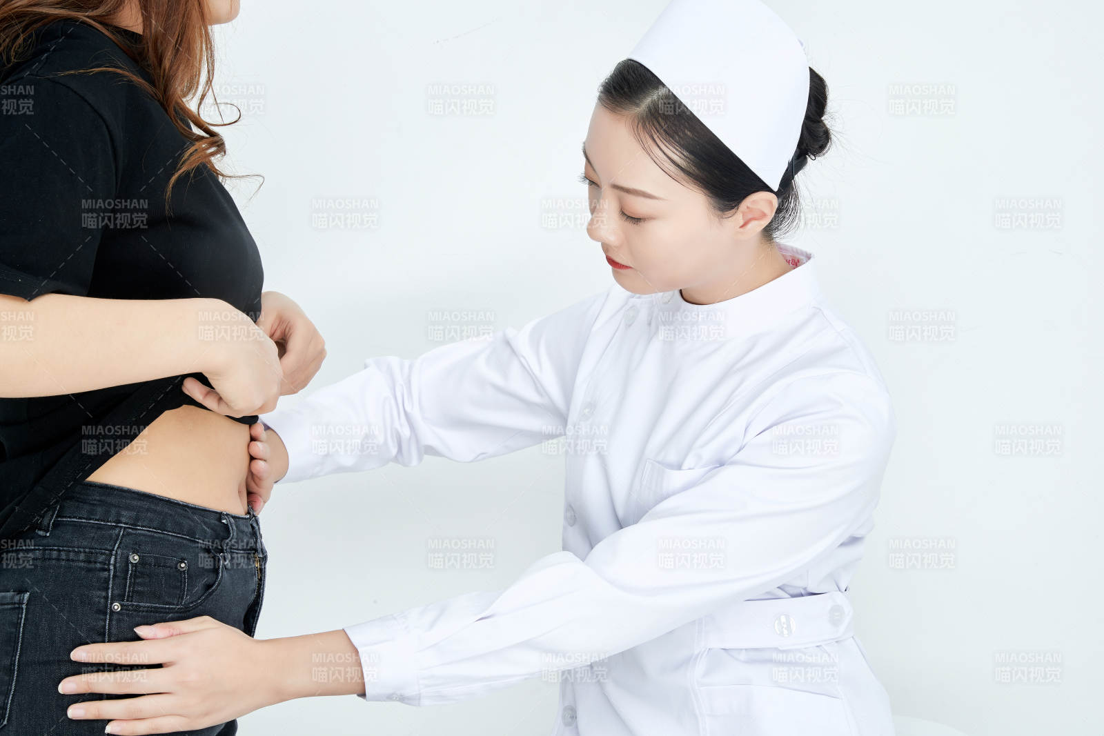 年轻的女性医护人员为患者进行胸部检查图片