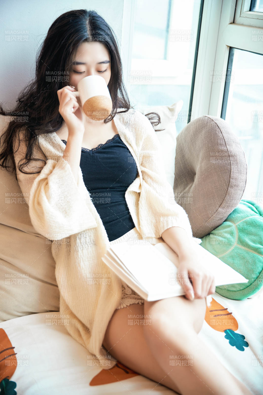 躺在舒适的飘窗上看书的女孩图片