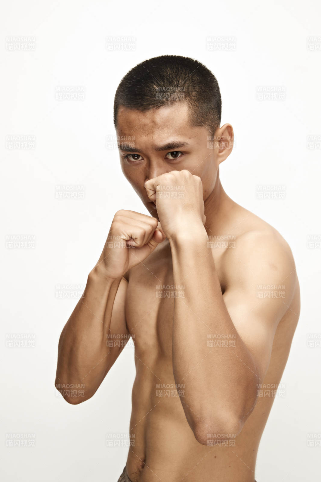 白色背景下演示自由搏击动作的亚洲功夫男性图片