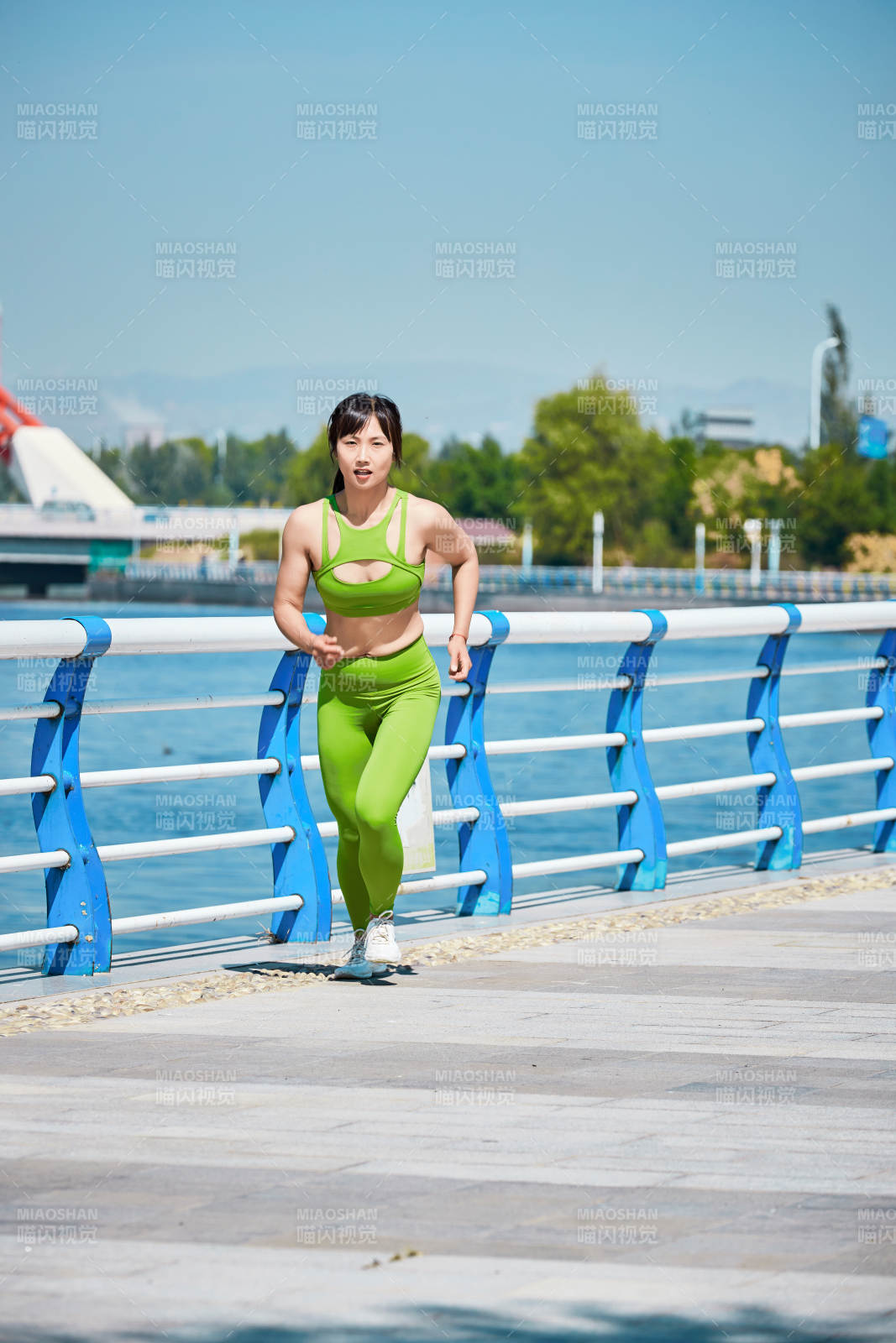 户外河畔公园进行跑步锻炼的亚洲女性图片