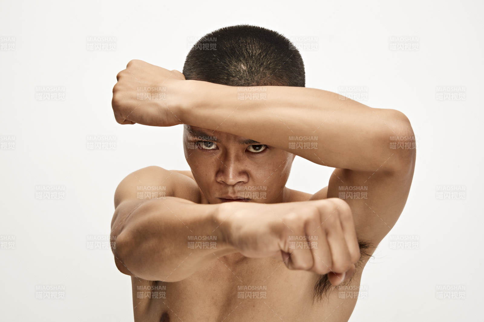 白色背景下演示自由搏击动作的亚洲功夫男性图片