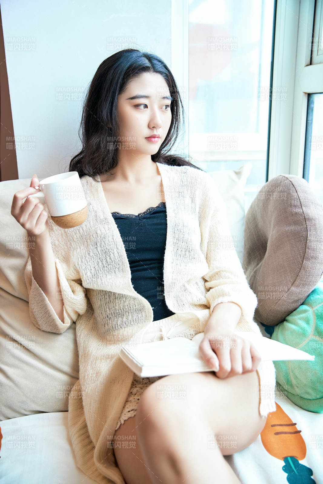 躺在舒适的飘窗上看书的女孩图片