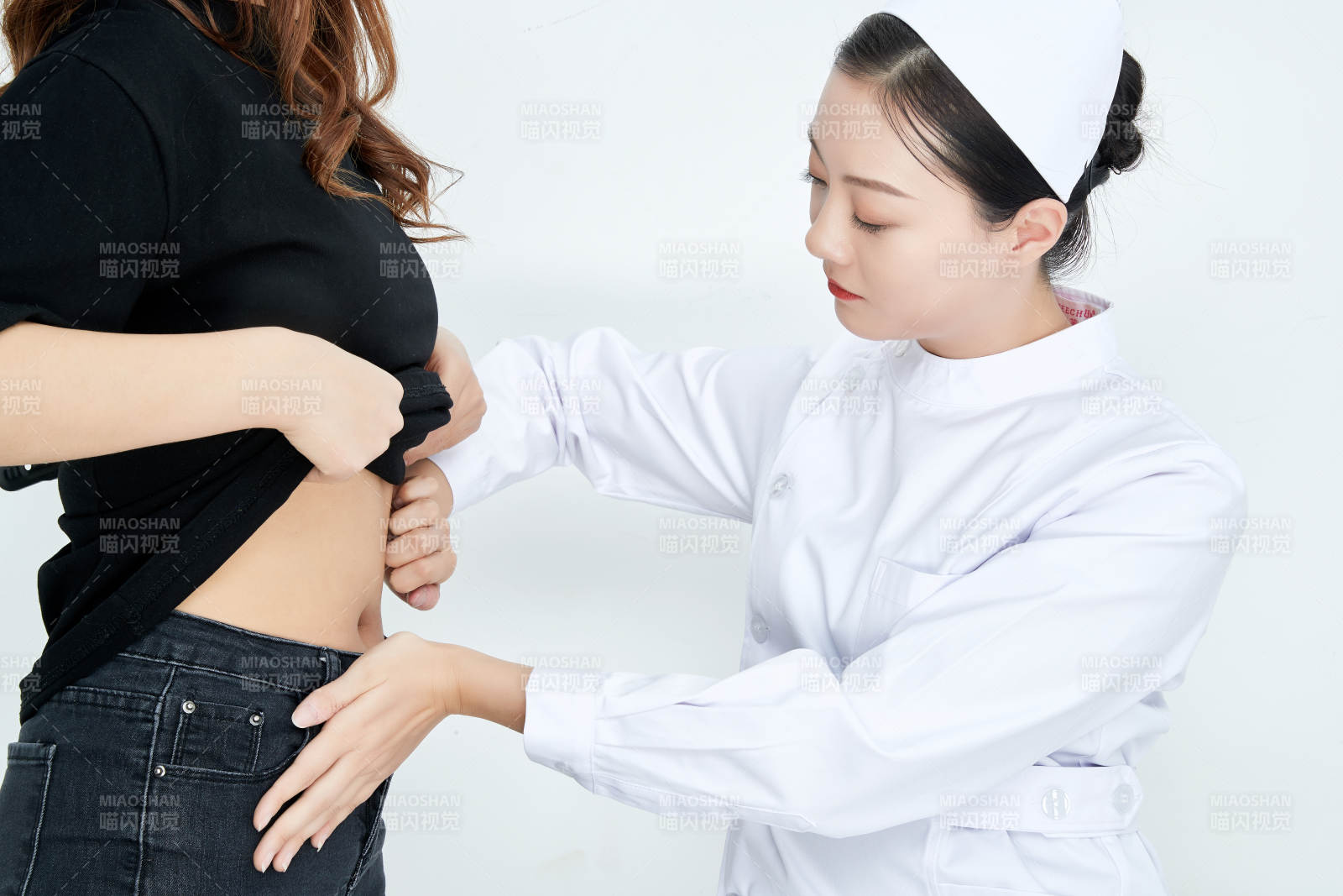 年轻的女性医护人员为患者进行胸部检查图片