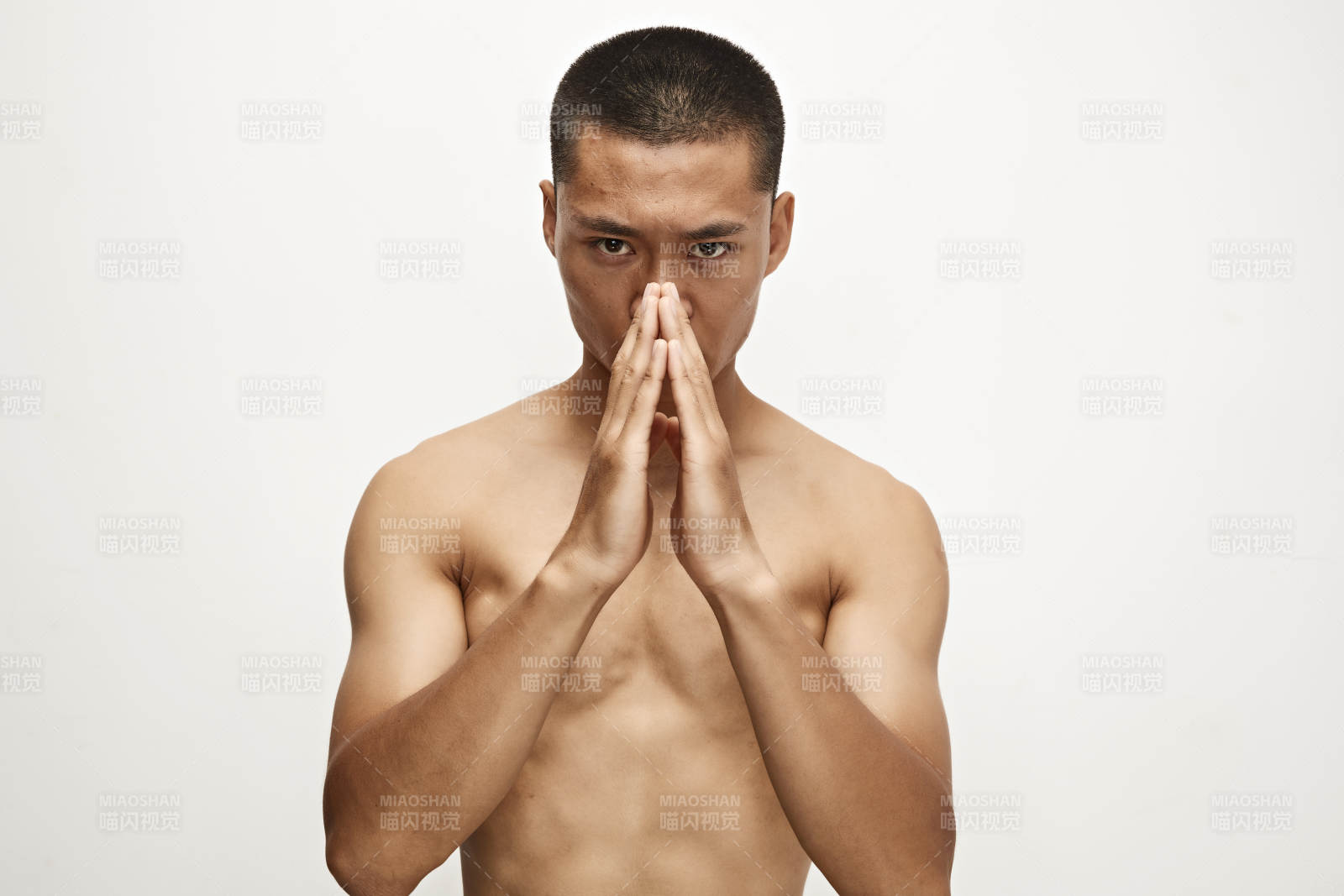 白色背景下演示自由搏击动作的亚洲功夫男性图片