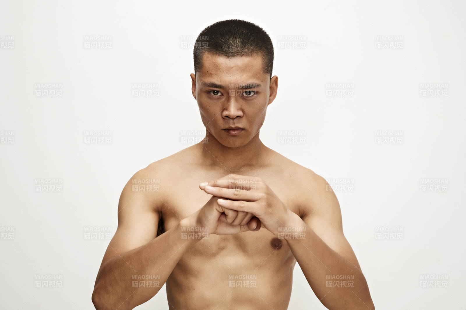 白色背景下演示自由搏击动作的亚洲功夫男性图片