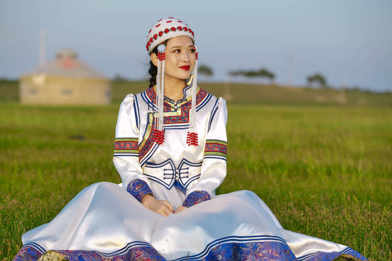 草原上穿着蒙古族传统服饰的亚洲年轻美少女图片