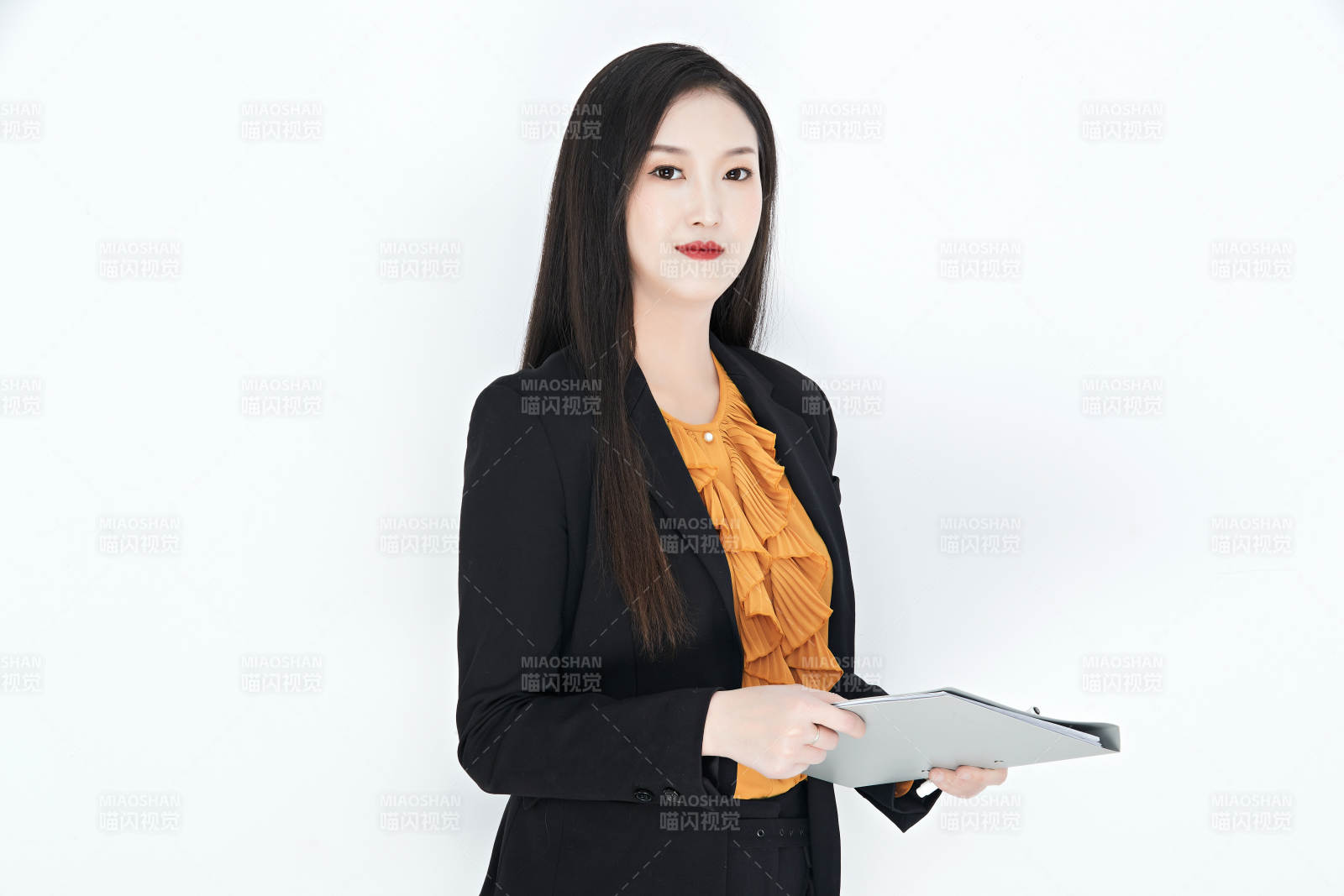 白色背景下的美丽商务女性肖像图片
