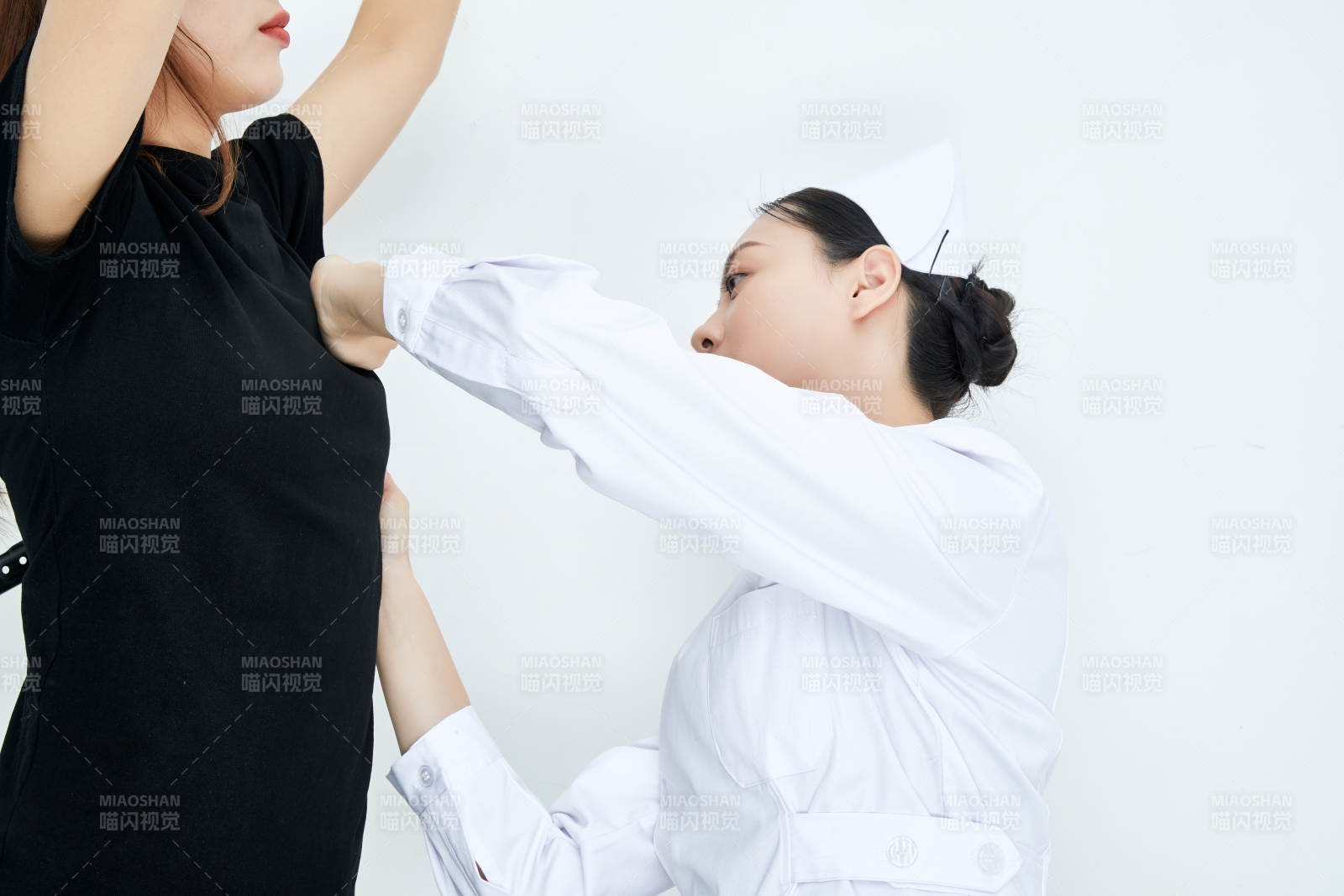 年轻的女性医护人员为患者进行胸部检查图片