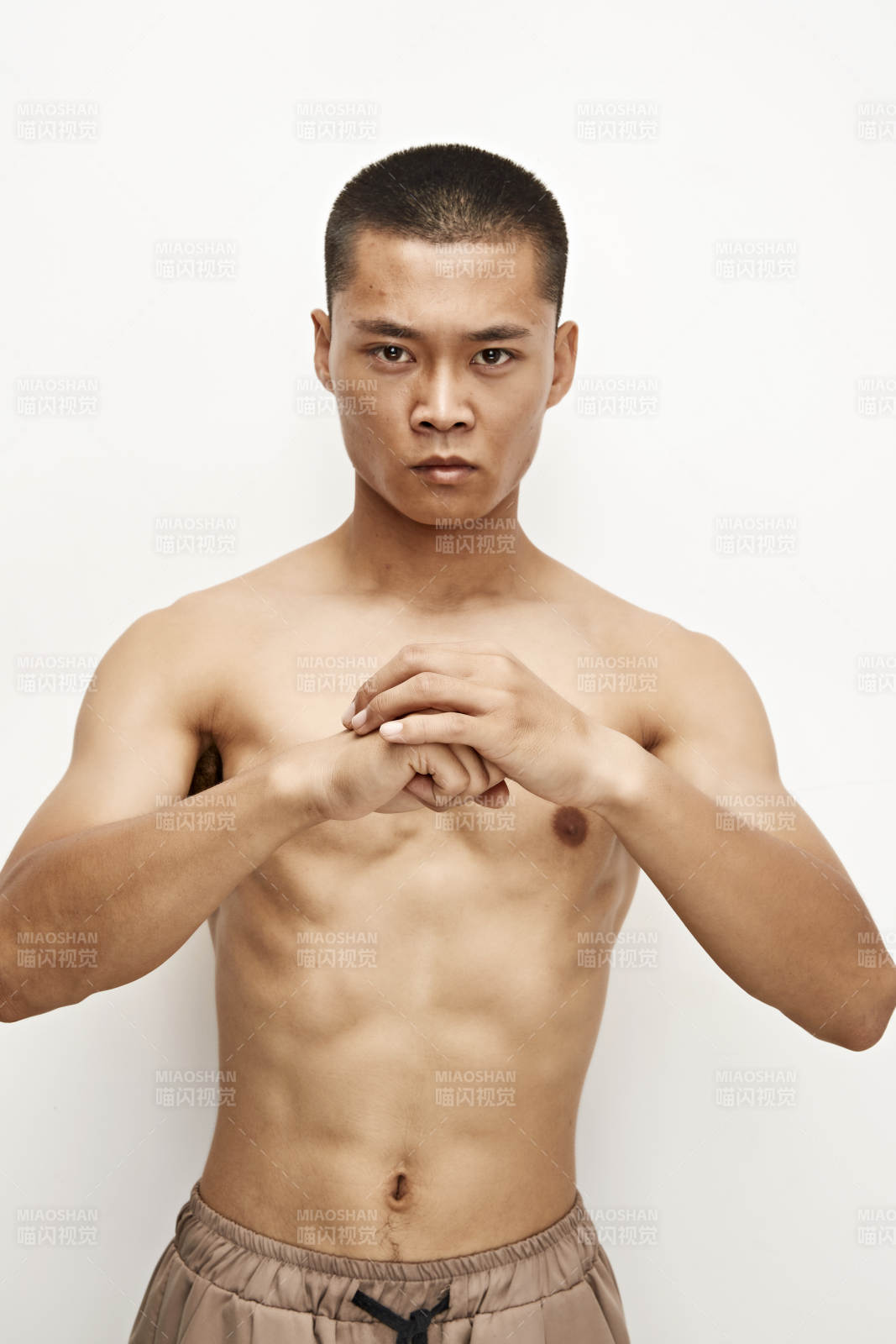 白色背景下演示自由搏击动作的亚洲功夫男性图片