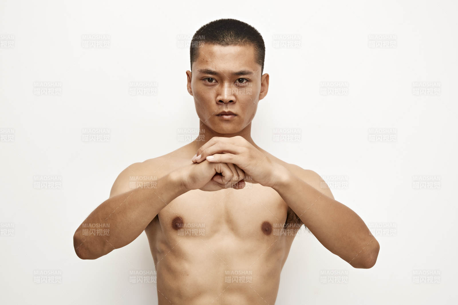 白色背景下演示自由搏击动作的亚洲功夫男性图片