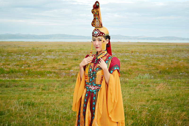 草原上身穿豪华蒙古族服饰的蒙族少女图片