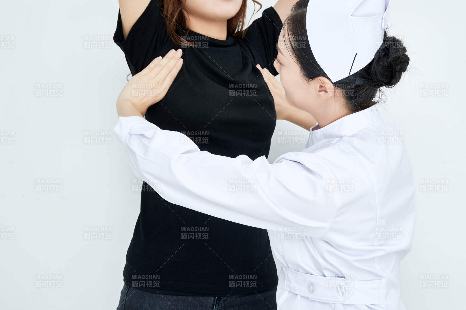 年轻的女性医护人员为患者进行胸部检查图片