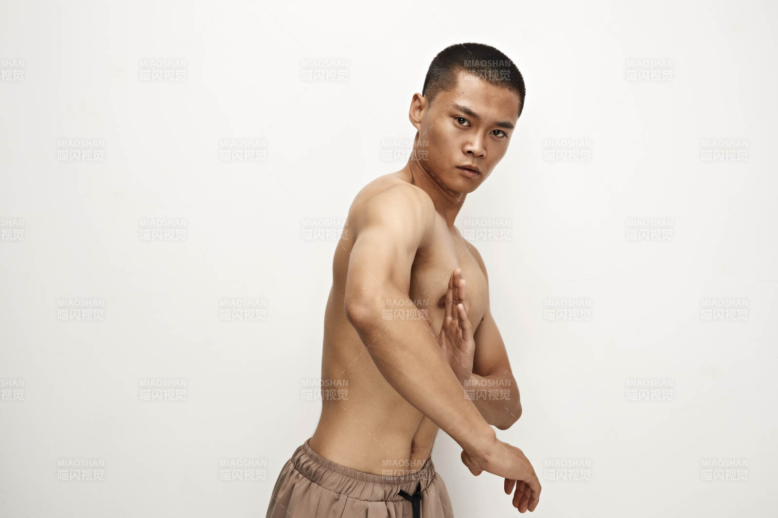 白色背景下演示自由搏击动作的亚洲功夫男性图片