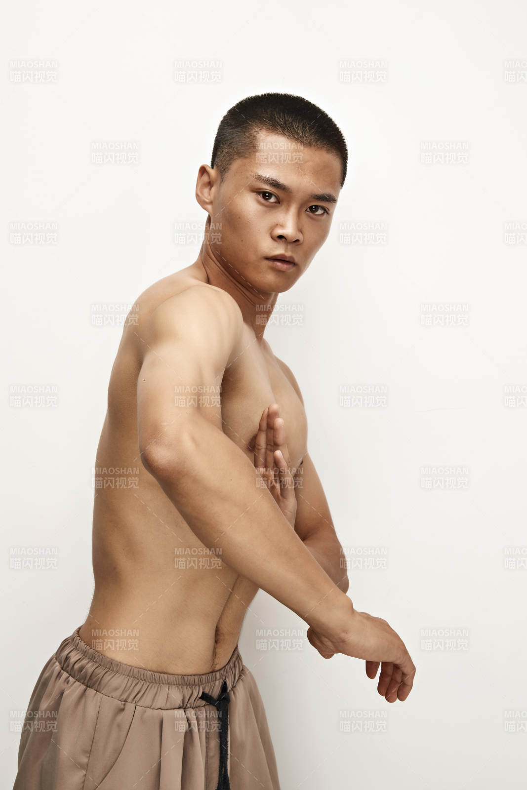 白色背景下演示自由搏击动作的亚洲功夫男性图片