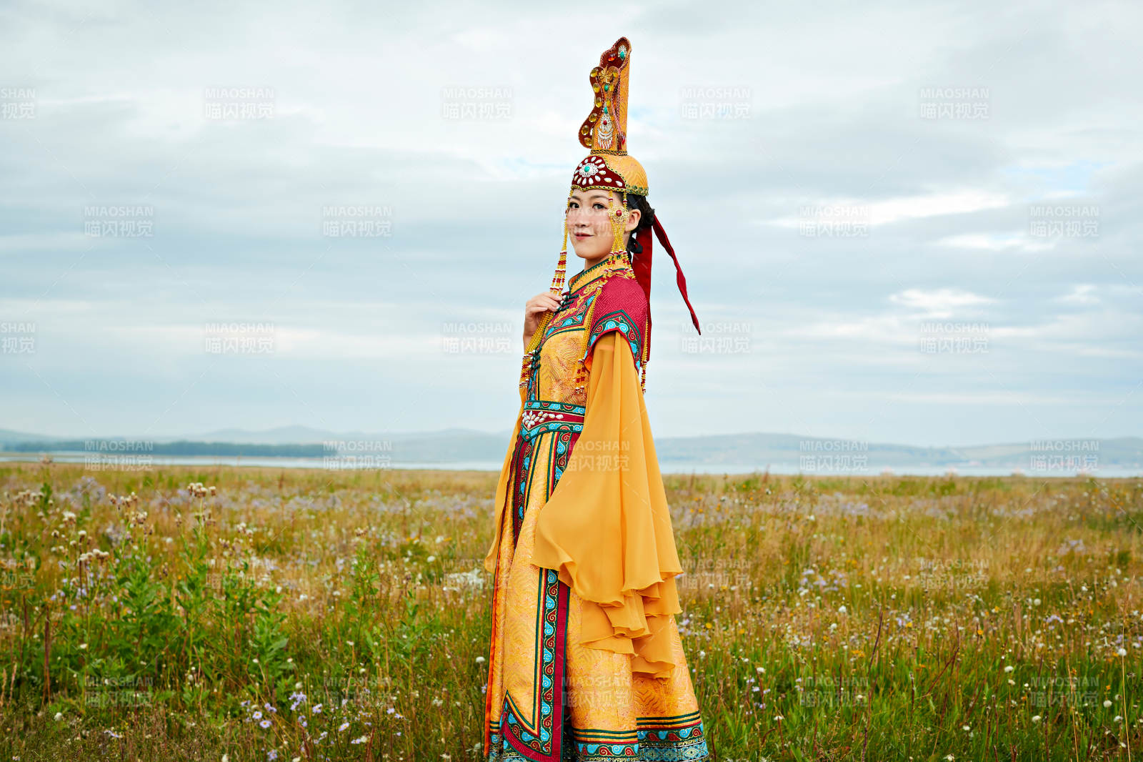 草原上身穿豪华蒙古族服饰的蒙族少女图片
