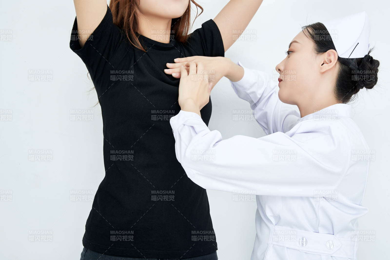 年轻的女性医护人员为患者进行胸部检查图片