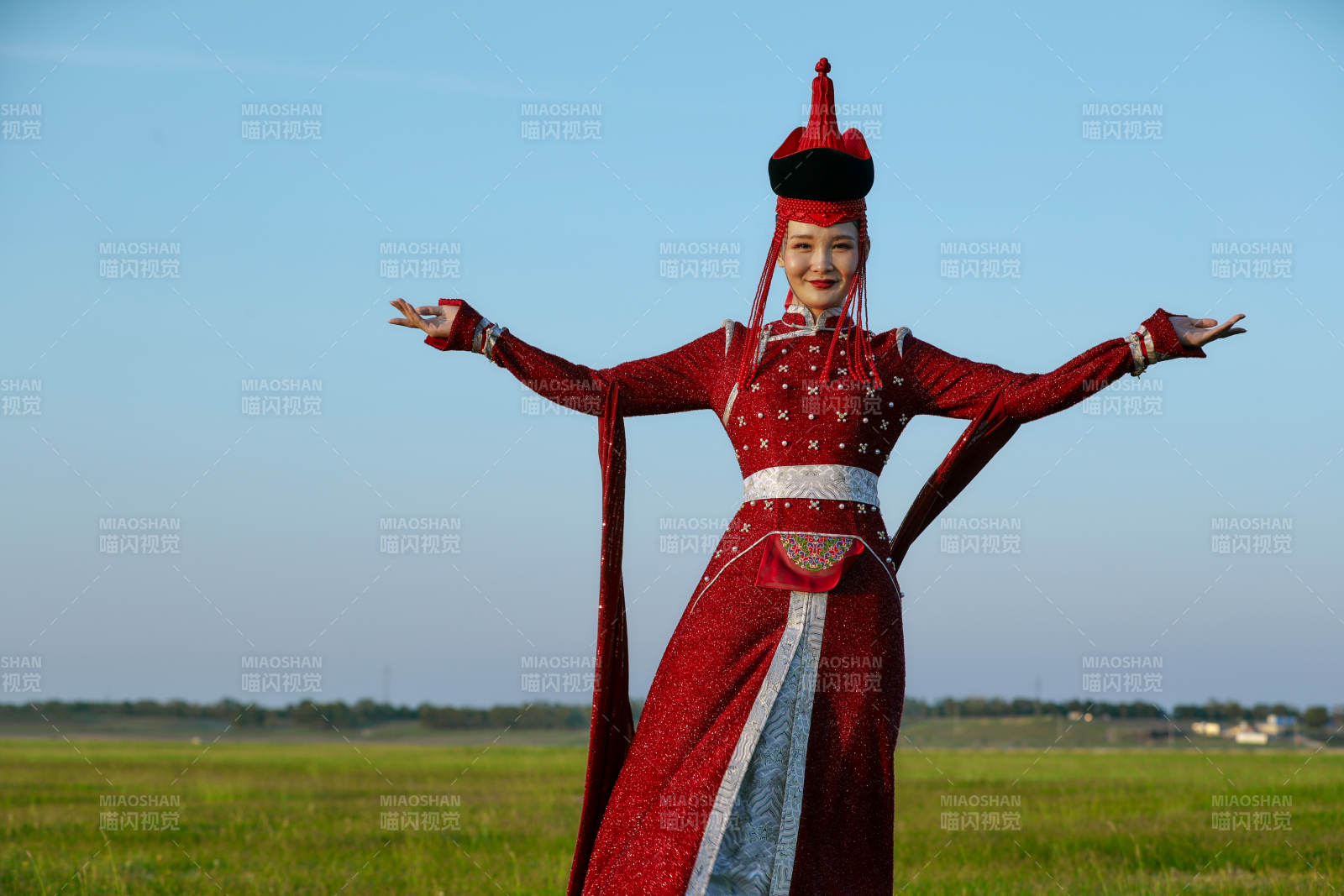 草原上穿着蒙古族传统服饰的亚洲年轻美少女图片