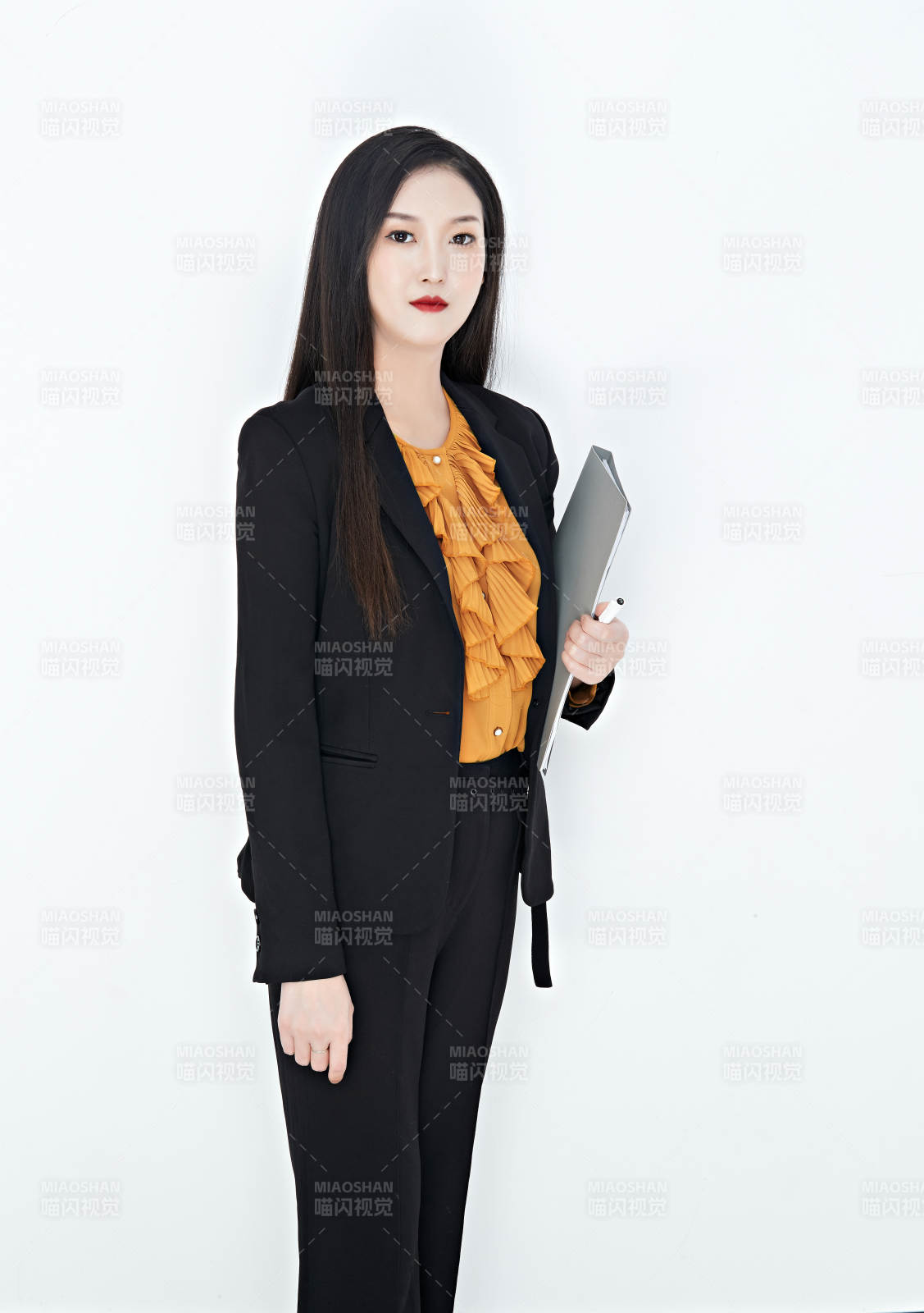 白色背景下的美丽商务女性肖像图片