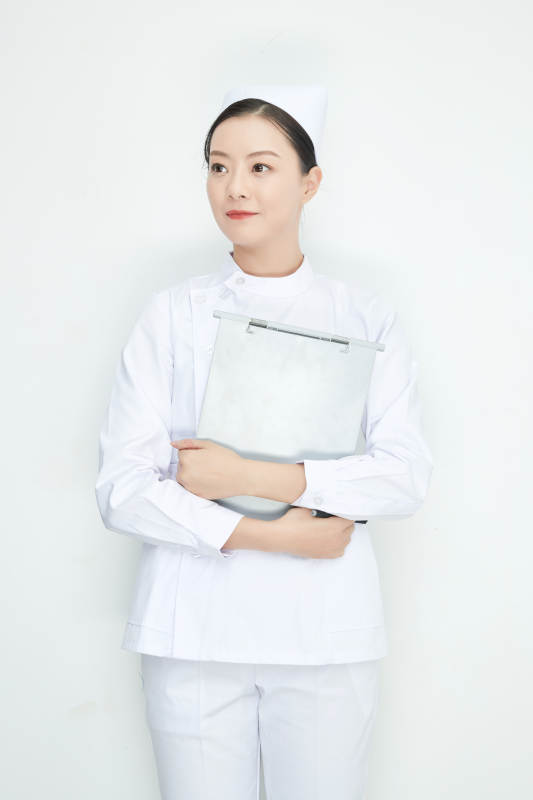 白背景里穿护士服手持病历夹的美女护士图片