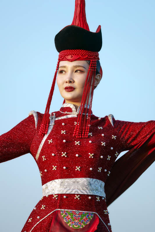 草原上穿着蒙古族传统服饰的亚洲年轻美少女图片