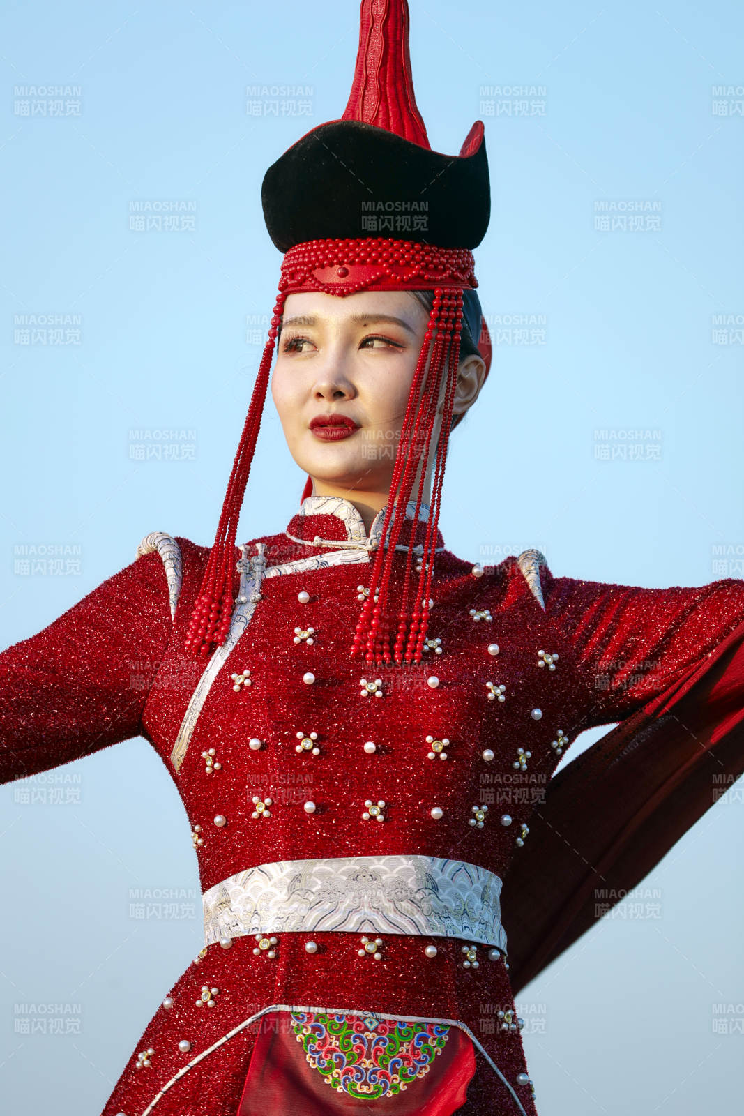 草原上穿着蒙古族传统服饰的亚洲年轻美少女图片