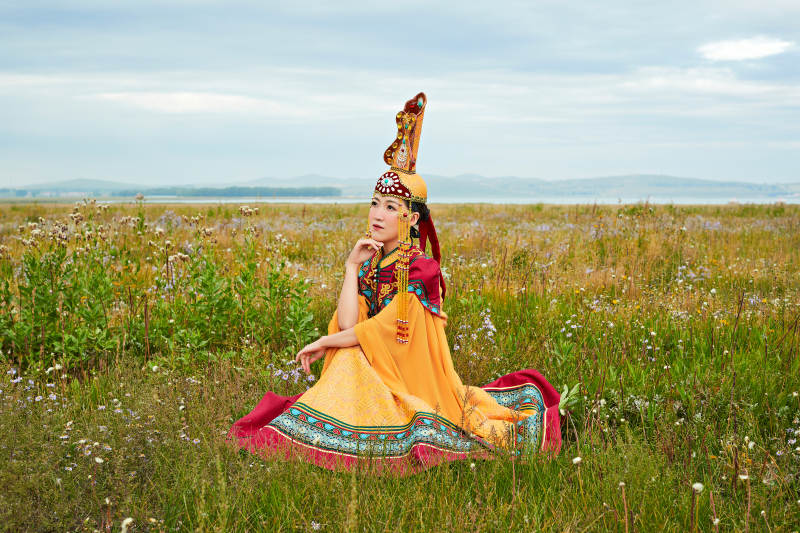 草原上身穿豪华蒙古族服饰的蒙族少女图片