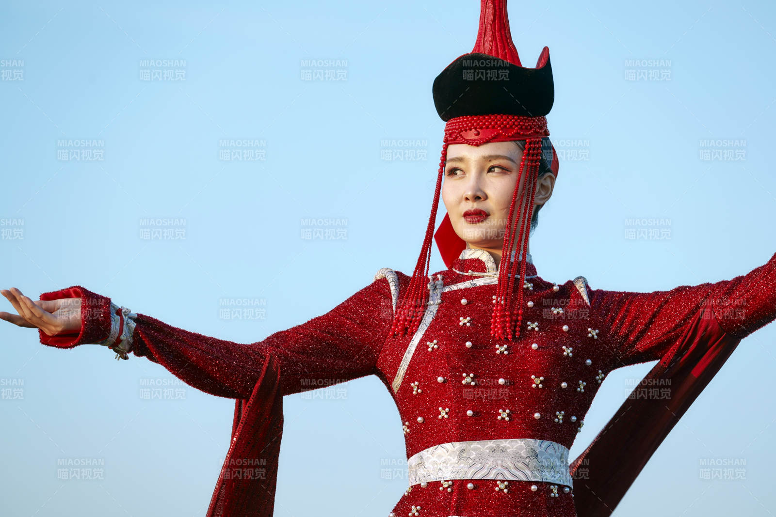 草原上穿着蒙古族传统服饰的亚洲年轻美少女图片