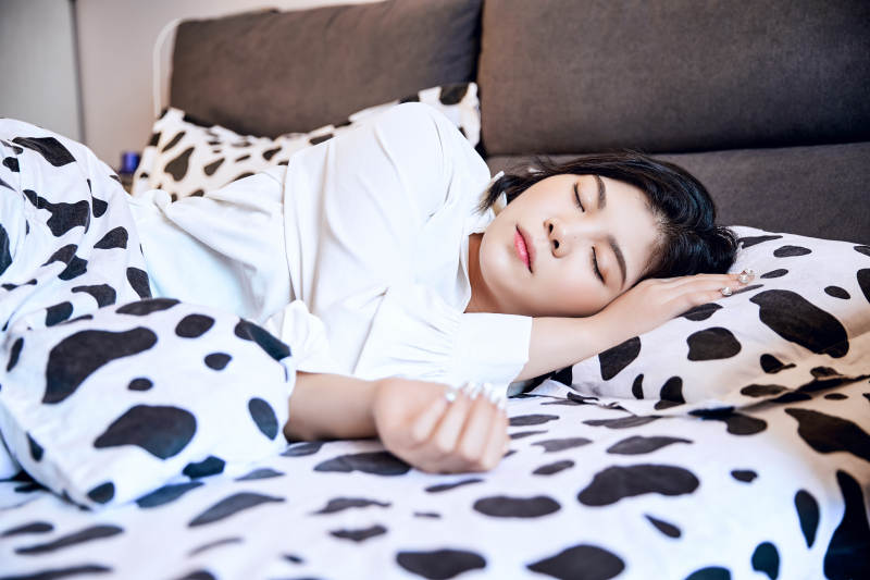 年轻女性睡在在舒适的床上图片