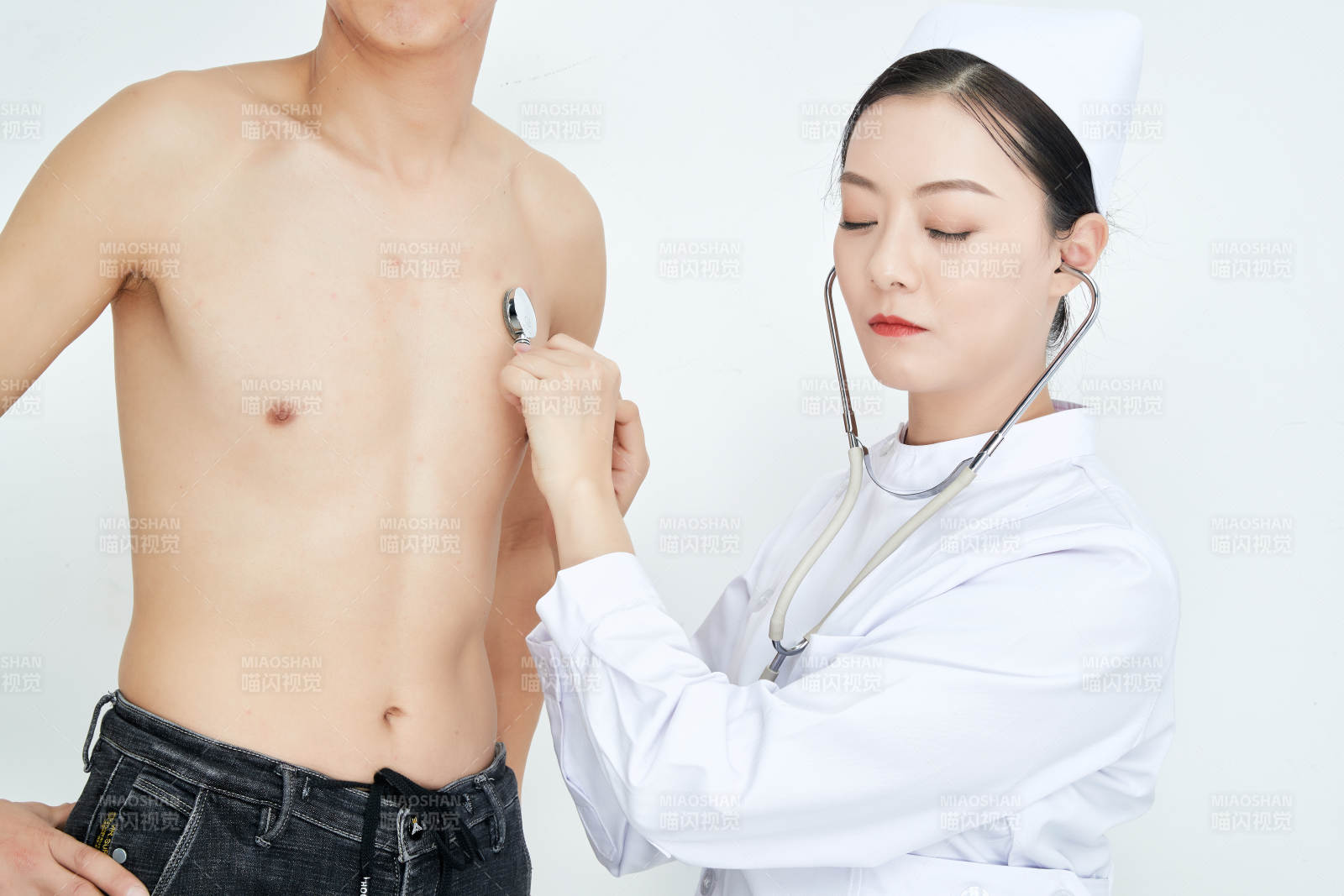 佩戴听诊器的女性医护人员为患者听诊检查图片