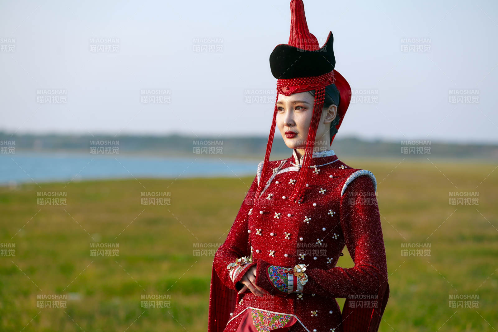 草原上穿着蒙古族传统服饰的亚洲年轻美少女图片