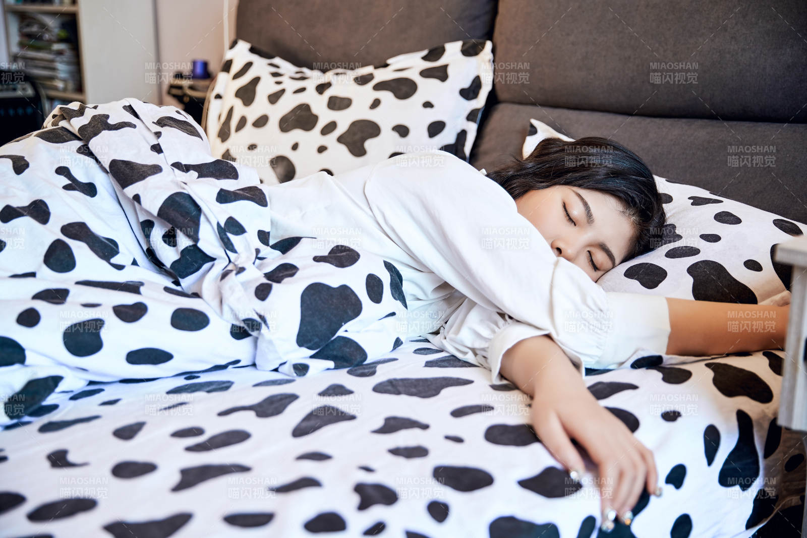 年轻女性睡在在舒适的床上图片