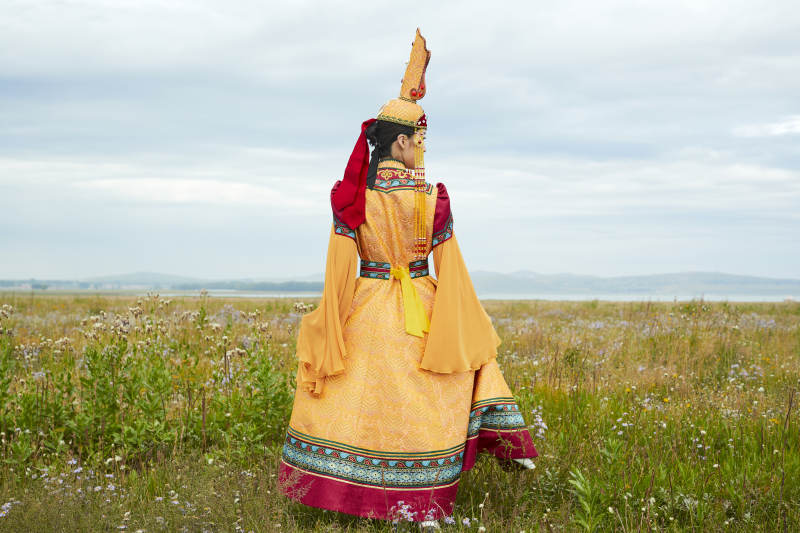 草原上身穿豪华蒙古族服饰的蒙族少女图片