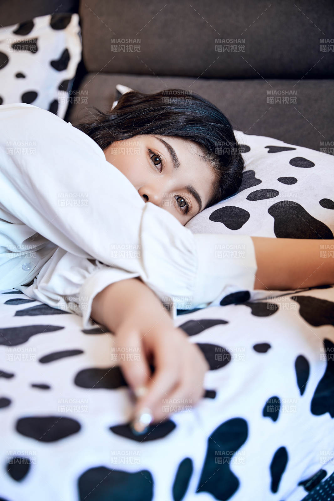 年轻女性睡在在舒适的床上图片