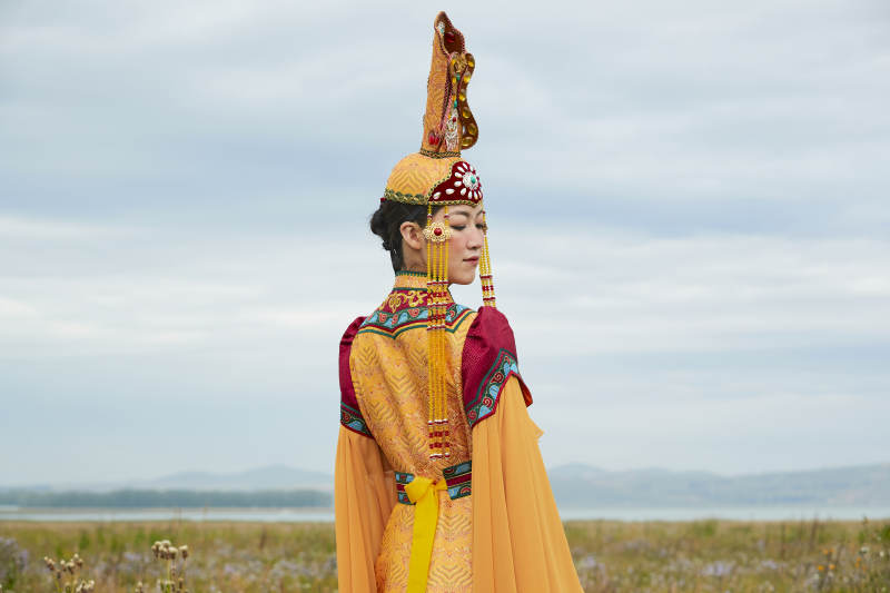 草原上身穿豪华蒙古族服饰的蒙族少女图片
