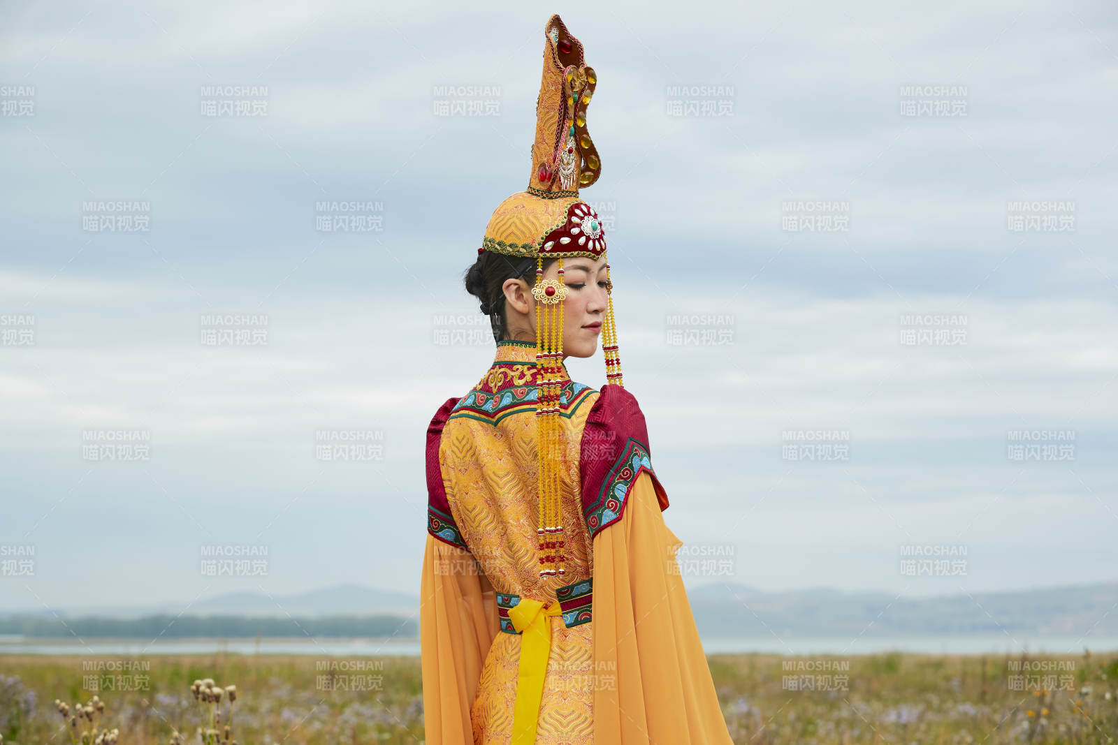 草原上身穿豪华蒙古族服饰的蒙族少女图片