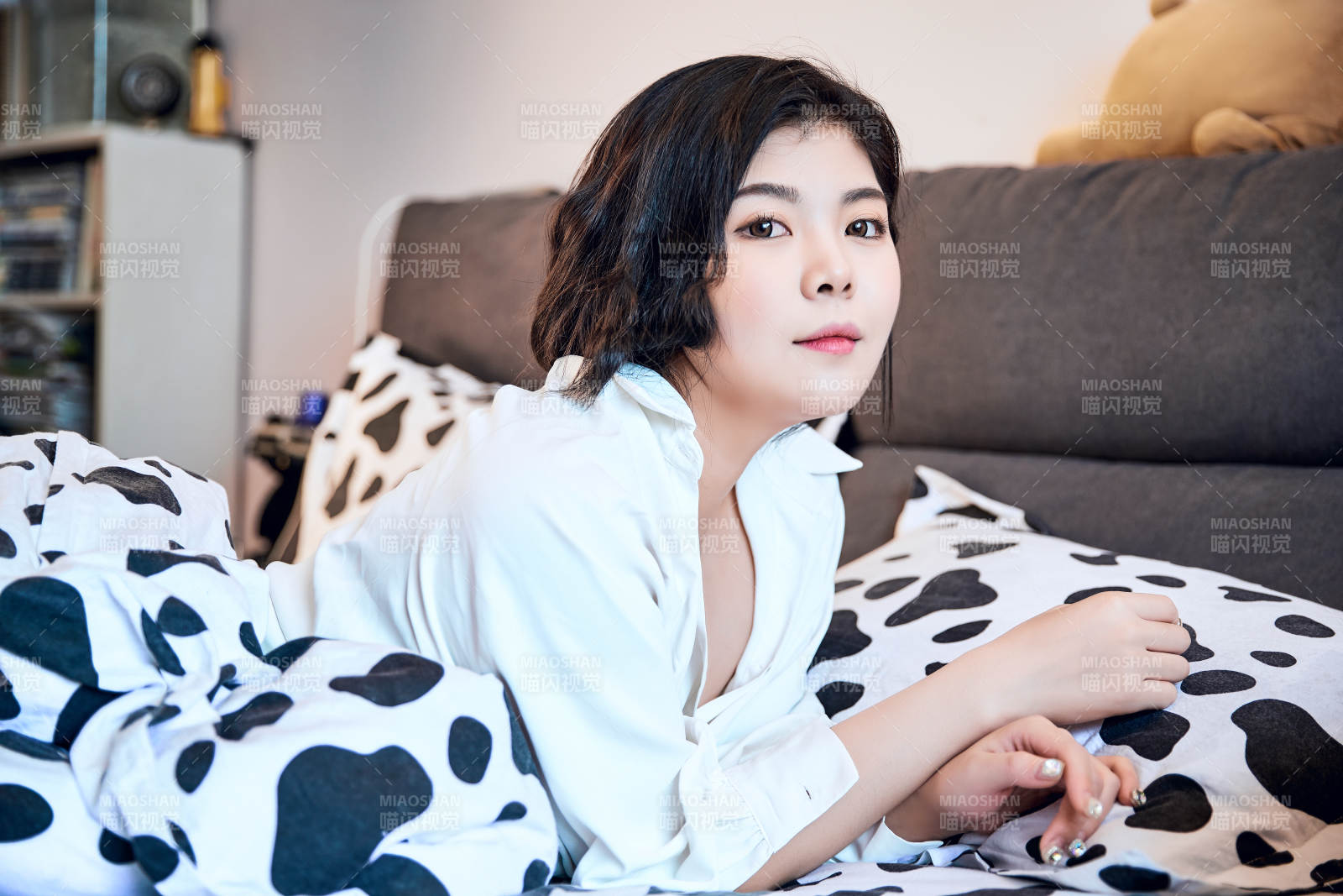 刚刚睡醒,起床的亚洲女孩图片