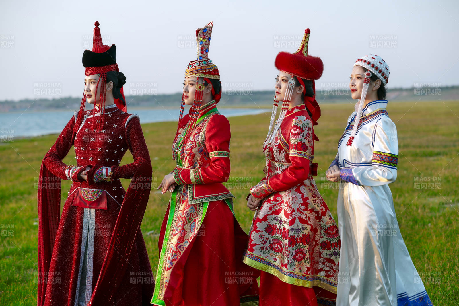 草原上穿着蒙古族传统服饰的亚洲年轻美少女图片
