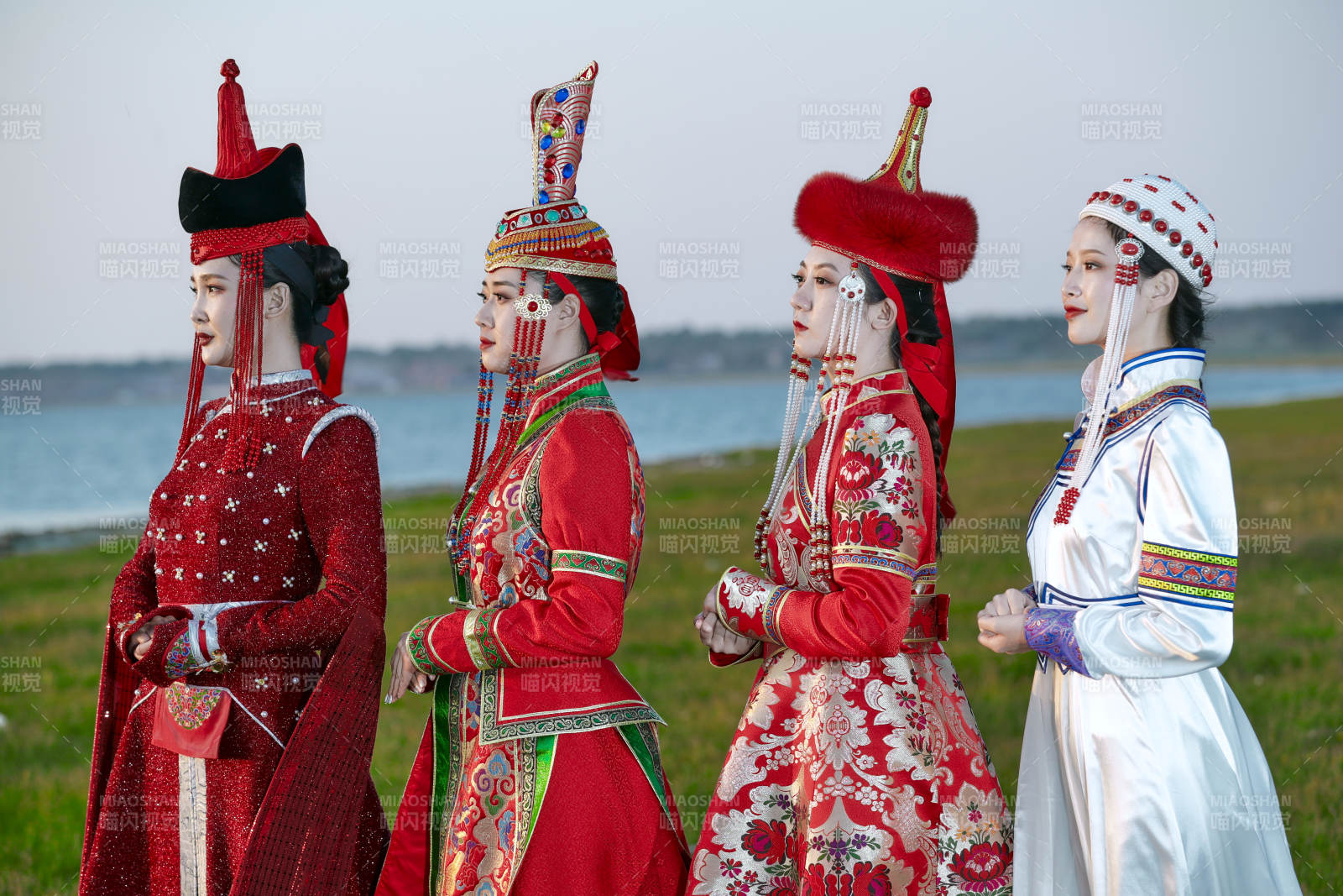 草原上穿着蒙古族传统服饰的亚洲年轻美少女图片