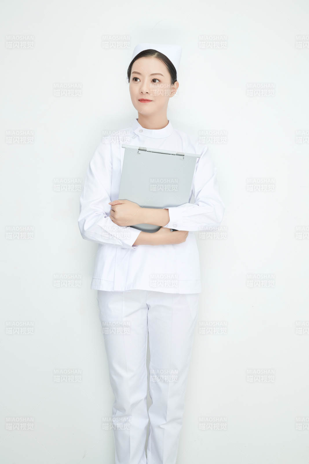 白背景里穿护士服手持病历夹的美女护士图片