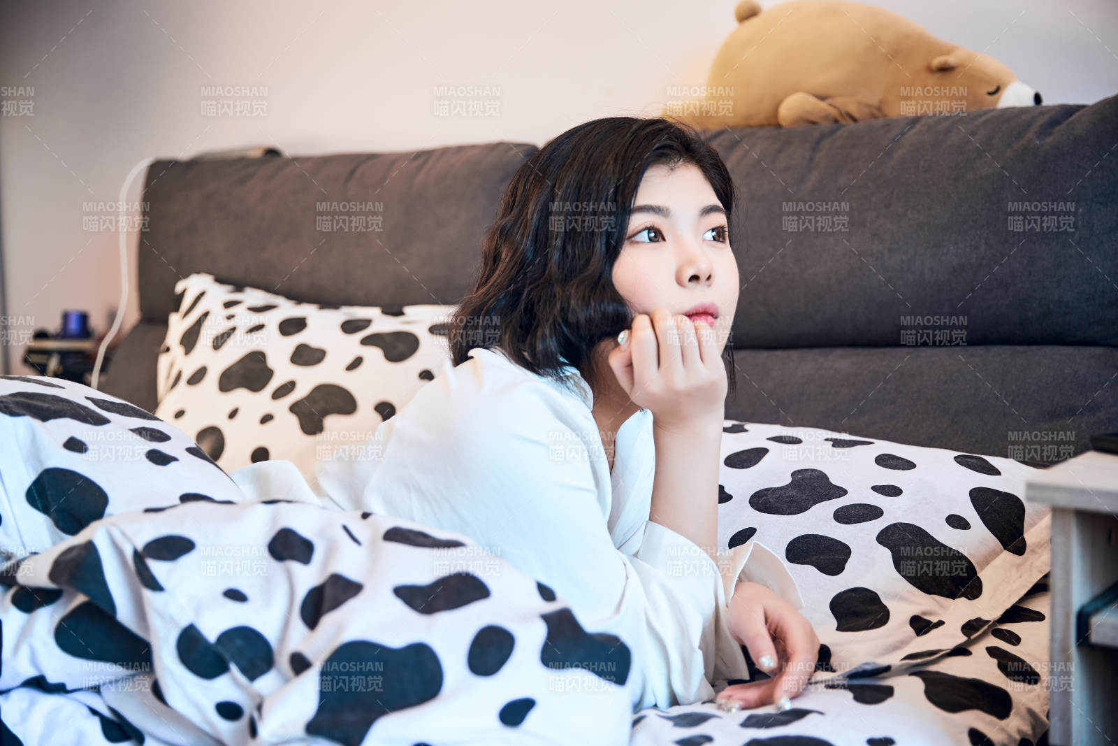 刚刚睡醒,起床的亚洲女孩图片