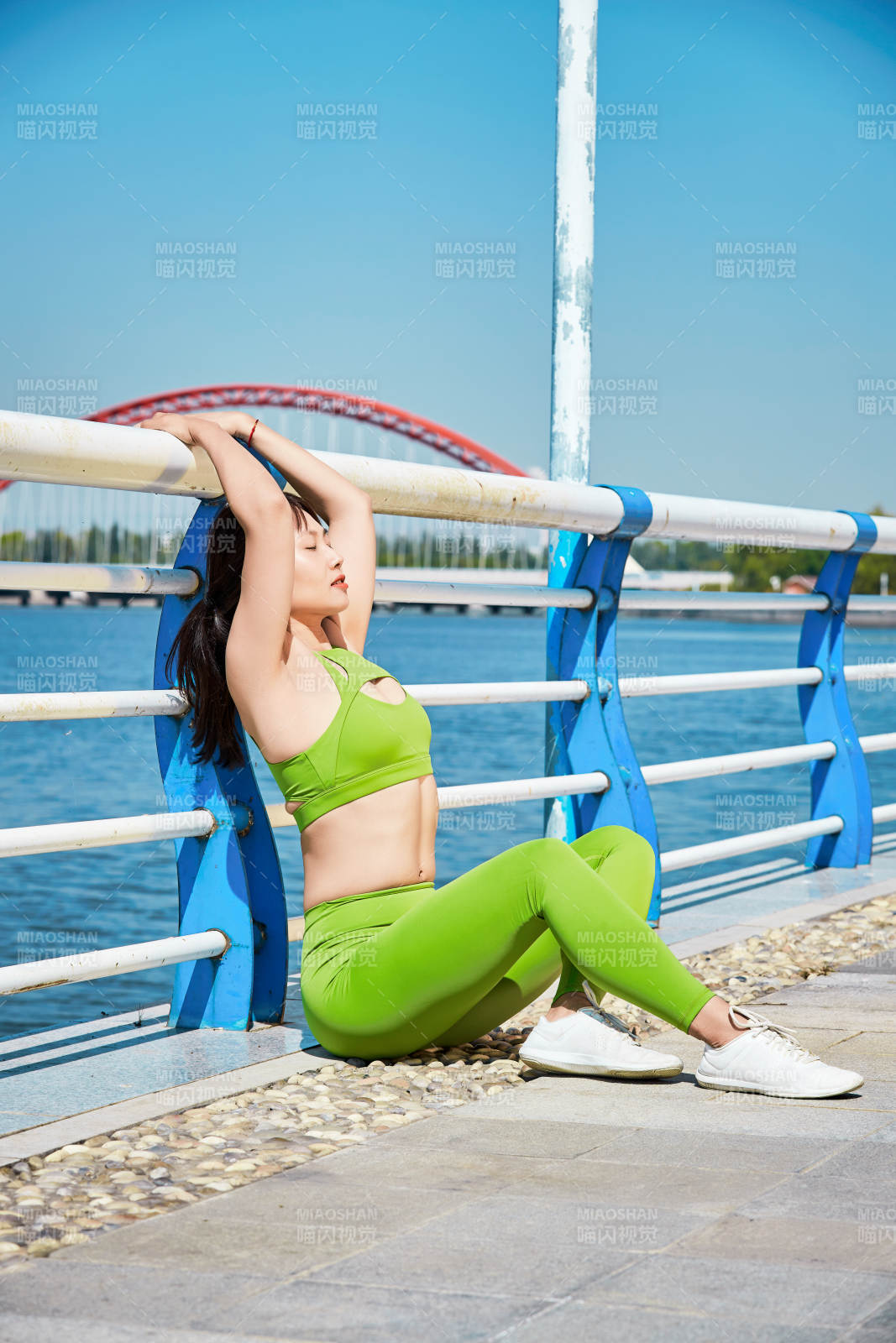 户外河畔公园做拉伸有氧运动的亚洲女性图片