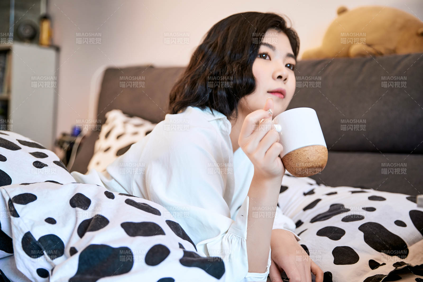 刚刚睡醒,起床的亚洲女孩图片